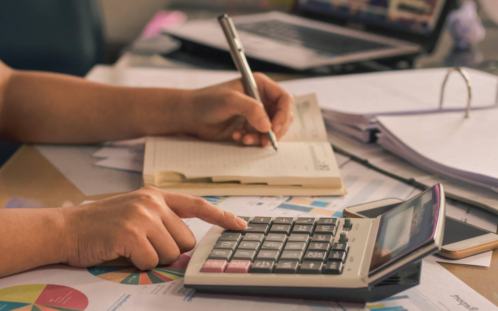 hands with calculator and pen